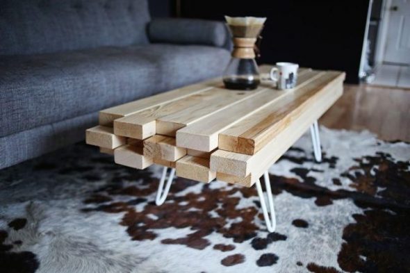 Pieni sohvapöytä valmistettu laudoista