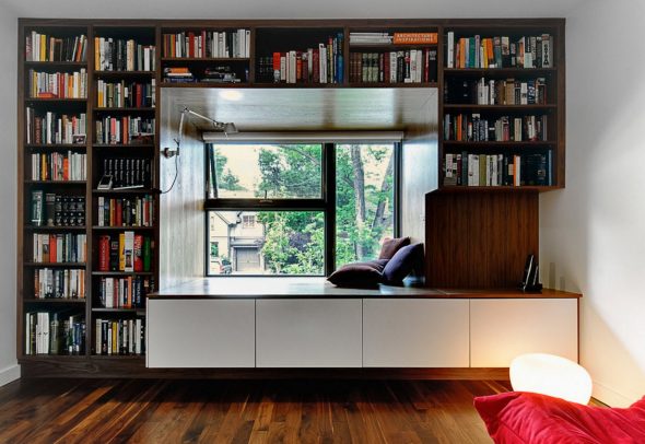 Een venster in het ontwerp van boekenplanken