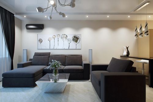 Design angolare grigio nel soggiorno