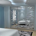 Glidande garderob i ett sovrum med speglar