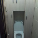 Inbyggd toalettkåpa