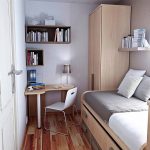 Opklapbare bank en compacte hoektafel in een smalle slaapkamer