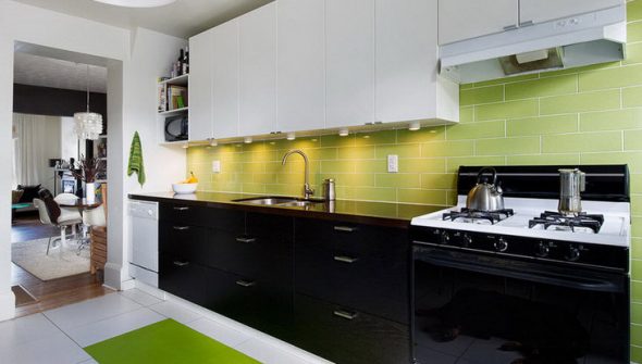 A zöld, fehér, fekete konyha kombinációja a konyha belsejében