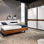 Moderní dřevěná postel