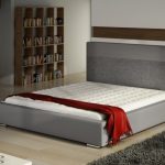 Moderni sänky, jossa on pehmeä pääty