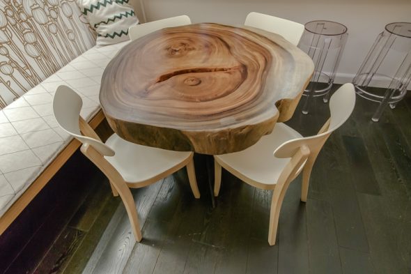 pyöreä pöytä puusta