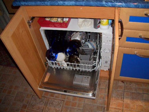 Opzioni di installazione della lavastoviglie sul set da cucina