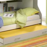 våningssäng uppdragbar säng med madrasser