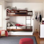 מיטת קומתיים עם שלושה חדרי שינה