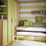 bunk utdragbar säng i lilla sovrummet