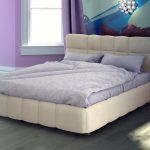 postel v barvách postele