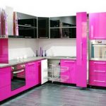de keuken is zwart en roze