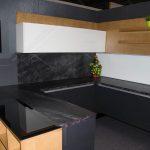 kuchyňský nábytek stolní tmavé