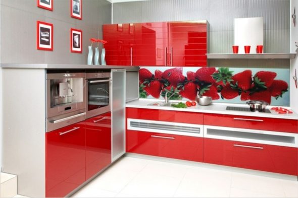 konyhai kötény üvegből egy piros konyhába