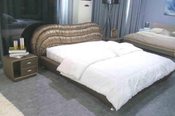 krásná manželská postel pro domácnost
