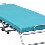összecsukható ágy kék matraccal