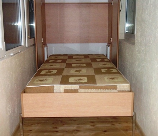 szekrény ágy a loggiában