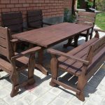 lavice a dřevěný stůl