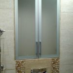 glasdörrar för garderoben på toaletten