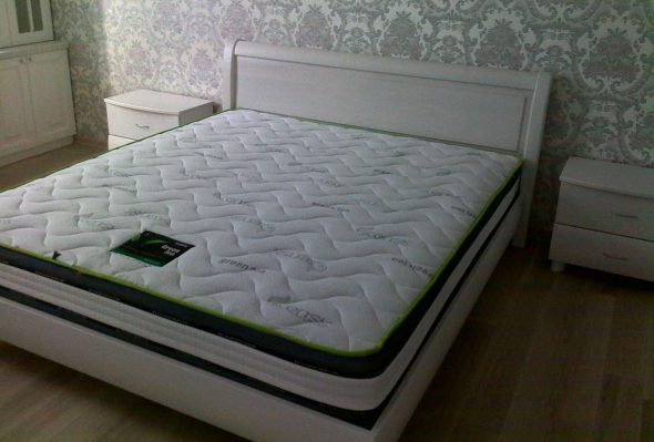 מיטה לבנה במיטה