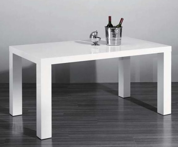 pöytä on valkoinen