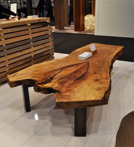 fából készült asztal
