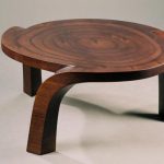 fából készült asztal