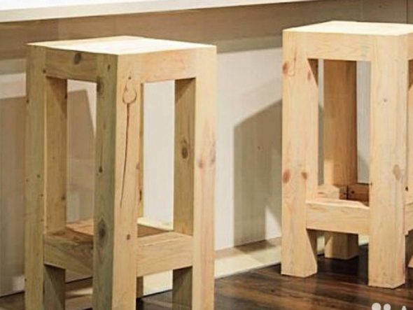 dřevěná barová židle