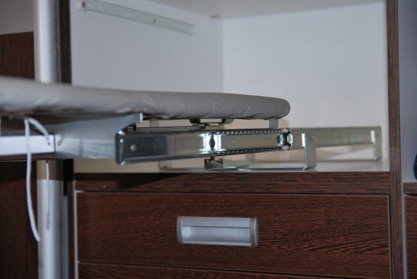 vestavěný žehlící prkno ve skříni mechanismu
