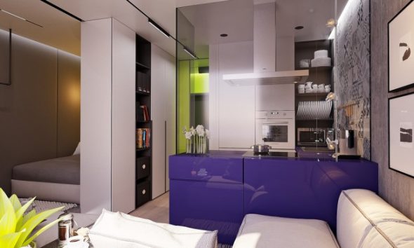 a modern bútorokkal berendezett kis apartman energizáló színei