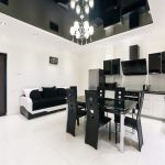 Černá a bílá interiér kuchyně-obývací pokoj