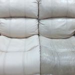 Membersihkan sofa kulit