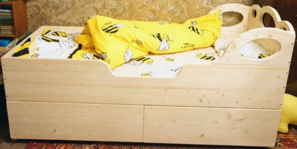 سرير أطفال مصنوع من الخشب