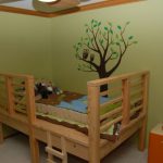 Dětská postel v podobě domu na stromě