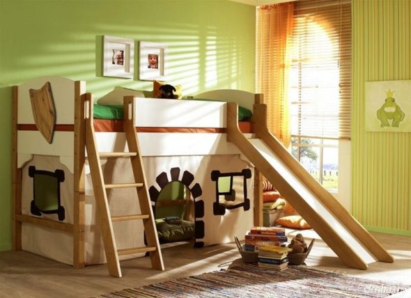 katil kanak-kanak dengan loteng dengan bukit