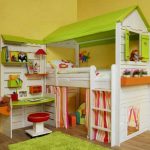 Hus i barnrummet med ett lekområde med egna händer