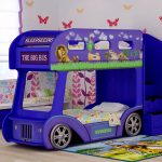 מיטת קומתיים בצורת אוטובוס עם דמויות מצוירות