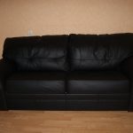 Nahkainen musta sohva