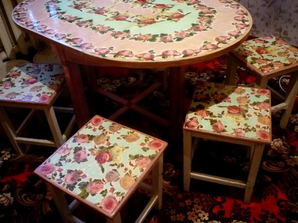 Krásný decoupage jídelní stůl a stoličky