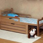 Dřevěná dětská postel DIY