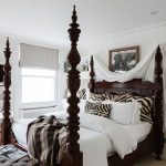 מיטות עץ בחדר השינה