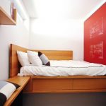 houten slaapkamer met tweepersoonsbed
