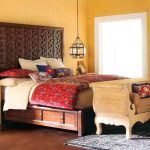 houten tweepersoonsbedden in de slaapkamer