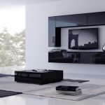 Černá modulární zeď a konferenční stolek v bílém obývacím pokoji