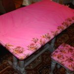 Pemulihan meja dapur lama melakukannya dengan warna merah jambu