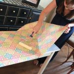 Återställer bordet med färgad tapeter