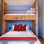 Stijlvol houten stapelbed in een slaapkamer voor volwassenen