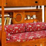 dřevěná podkrovní postel