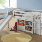 Bílá loftová postel pro děti