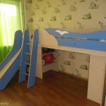 dětská postel podkroví s kopcem pro žáka školy